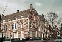 857619 Gezicht op Paushuize (Kromme Nieuwegracht 49) te Utrecht, vanaf de Pausdam.